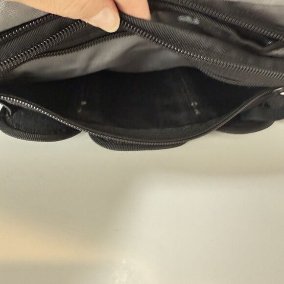 Victorinox Crossbody Swiss Army Adjustable Waist or Shoulder Travel Black Bag - Picture 4 of 10